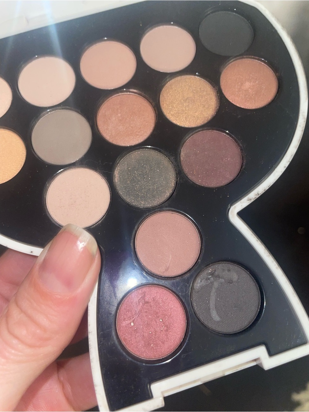 Karl Lagerfeld Cat-Shaped Eyeshadow Palette in White with Neutral & Rose Tones - Picture 3 of 5